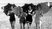 Frauenbeine in historischen Bademoden © dpa 