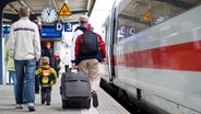 Reisende auf dem Bahnsteig © Henlisatho / Fotolia.com Foto: Henlisatho