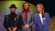 Die Popgruppe "Bee Gees": Maurice, Barry und Robin Gibb (v.l.), bei einem Auftritt im Jahr 1991.  