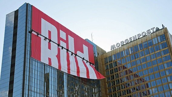Logo der "Bild"-Zeitung an der Fassade des Axel Springer-Hochhauses in Berlin © dpa Foto: Rainer Jensen