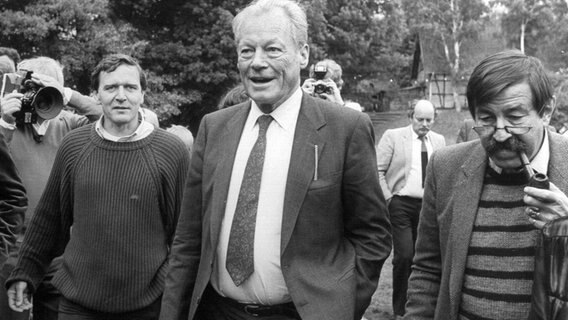 Willy Brandt mit Günter Grass (re.) und Gerhard Schröder (li.) vor der Landtagswahl in Niedersachsen 1986. © dpa-Bildfunk Foto: Bundespresseamt