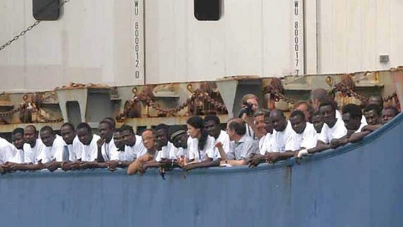 Afrikanische Asylsuchende an Bord der "Cap Anamur" im Hafen von Porto Empedocle auf Sizilien (Archivfoto vom 12.07.2004). © dpa Foto: Franco Lannino