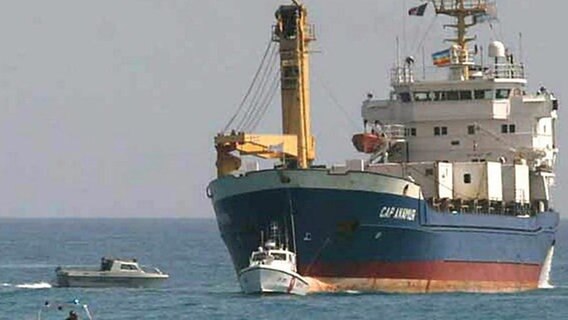 Das Schiff der deutschen Hilfsorganisation Cap Anamur liegt vor dem Hafen von Porto Empedocle (Archivfoto vom 11.07.2004). © dpa Foto: Franco Lannino
