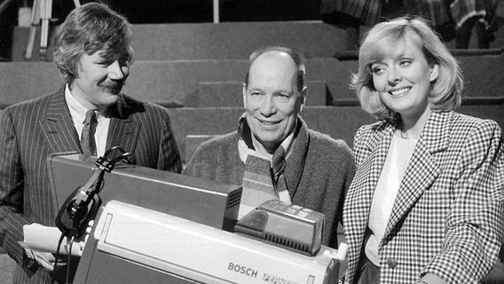 Carlo von Tiedemann, Jürgen Roland und Victoria Voncampe in der Aktuellen Schaubude 1978 © NDR/Hans Ernst Müller 