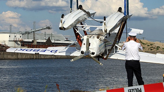 Das Wrack der Cessna Wasserflugzeugs wird im Baarke-Hafen geborgen. © dpa Foto: Bodo Marks