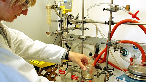 Chemikerin experimentiert © dpa-Bildfunk 