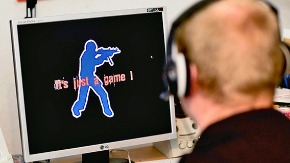 Ein Jugendlicher bei einem Computerspiel © dpa Bildfunk Foto: Patrick Pleul