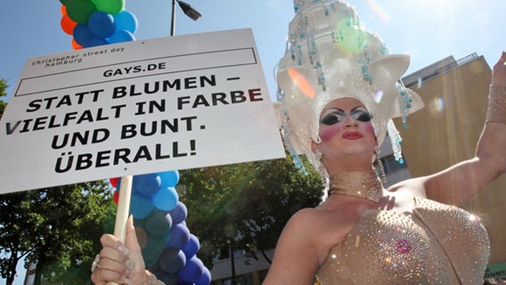 Teilnehmer am Christopher Street Day 2010 © dpa-Bildfunk Foto: Bodo Marks