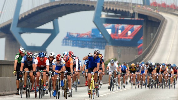 Hamburg-Cyclassics, 2005, Radfahrer auf der Köhlbrandbrücke © dpa - Report 