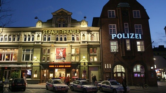 Das St. Pauli Theater neben der Hamburger Davidwache im Stadtteil St. Pauli 2007. © dpa - Report Foto: Sebastian Widmann