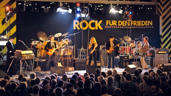 Petra Zieger und Band bei der Veranstaltung "Rock für den Frieden" im Jahr 1987 in Ostberlin. © picture-alliance/ ZB Foto: Günter Gueffroy