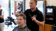 Dennis Brandau beim Friseur © NDR 