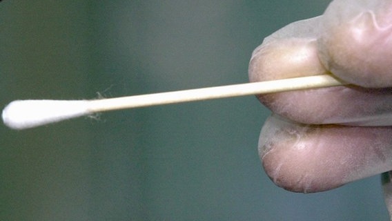 Entnahme einer Speichelprobe mit einem Wattestäbchen zum DNA-Test. © dpa - Bildfunk Foto: Stephan Jansen