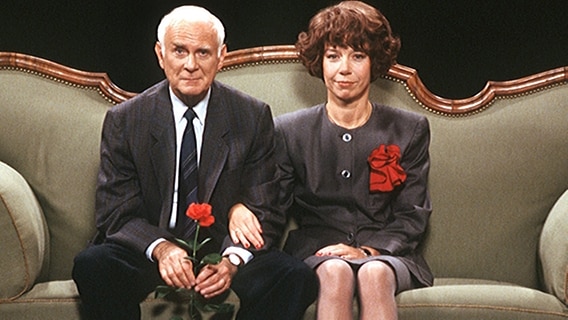 Evelyn Hamann und Loriot, mit bürgerlichem Namen Vicco von Bülow, sitzen auf dem berühmten Gründerzeitsofa aus den gemeinsamen Fernsehsketchen (Archivfoto von 1989) © Ruddies dpa/lno Foto: Ruddies