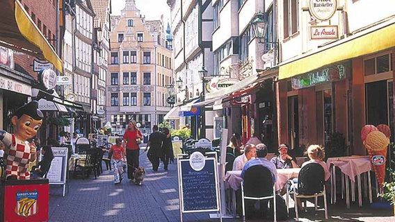 Blick in die Kramerstrasse mit Strassencafes in  Hannover © Bildagentur Huber/Gräfenhain/picture-alliance 