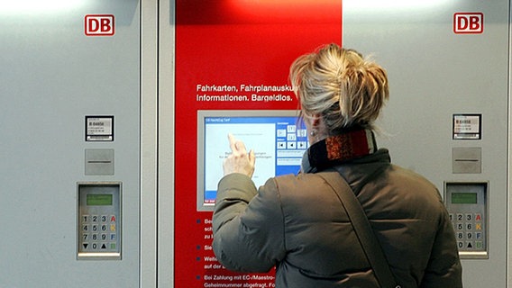 Frau am Fahrkartenautomat der Deutschen Bahn © dpa-Bildfunk Foto: Soeren Stache