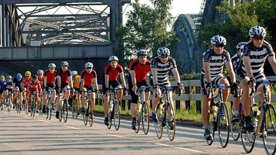 Gruppe Radfahrer, die die Elbbrücken hinter sich lassen © NDR/Schlebach 