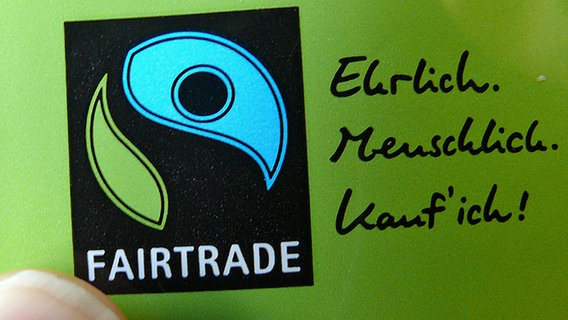 'Fairtrade' Siegel auf einer Kaffeepackung © NDR Foto: Harald Ganswindt