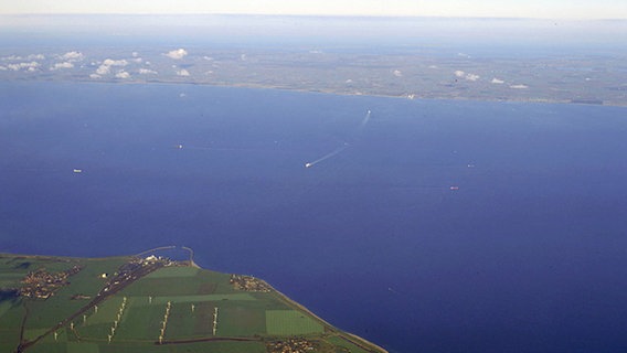Auf der Luftaufnahme ist der Fehmarnbelt zwischen Puttgarden auf der Insel Fehmarn und dem dänischen Rödby (Lolland) zu sehen. © dpa Foto: Fehmarnbelt Development Joint Venture/FDJV