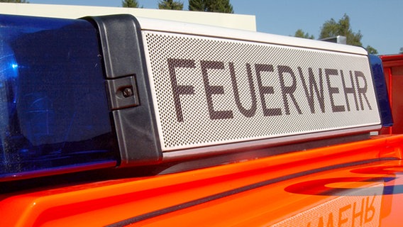 Feuerwehr-Schriftzug an einem Einsatzwagen © picture alliance / dpa 