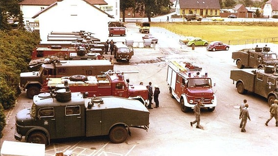 Die Feuerwehr sammelt sich am Einsatzort beim Brand in Lüneburger Heide 1975. © privat Foto: Hildegard Markmann