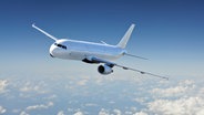 Flugzeug über den Wolken. © Ilja Masik / Fotolia.com Foto: Ilja Masik