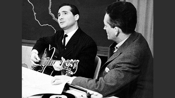 Freddy Quinn seit der ersten Sendung der Aktuellen Schaubude vom (07.12.1957) dabei, mit Werner Baecker. © NDR 