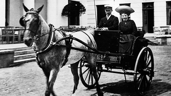 Großherzog Friedrich Franz IV. von Mecklenburg mit Gemahlin Alexandra bei einer Ausfahrt in der Kutsche. Postkarte von 1910. © akg-images 