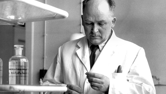 Fritz Strassmann in seinem Labor, 1957. © picture-alliance/ dpa Foto: Georg Göbel
