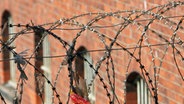 Stacheldraht vor der Haftanstalt © dpa - Bildfunk Foto: Maurizio Gambarini