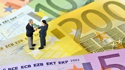 Manager-Figürchen auf Euroschein, Symbolbild Business, Geschäftsleute, Vertragsabschluss Manager-Figürchen auf Euroschein, Symbolbild Business, Geschäftsleute, Vertragsabschluss