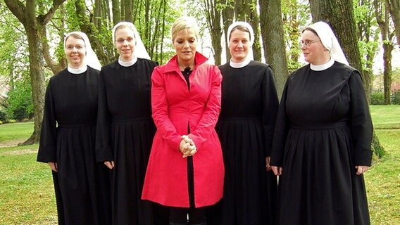 Ina Müller mit Novizinnen des Franziskanerinnen-Klosters in Thuine im Emsland. © NDR / Udo Radek 