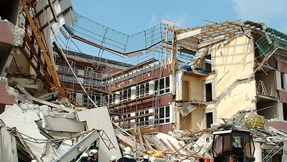 Eingestürztes Schulgebäude in Goldberg (Archivfoto vom 13.08.2004) © dpa 