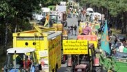 Protest gegen Atomkraft: Rund 30 Traktoren machten sich von Gorleben aus auf den Weg in die Hauptstadt. © dpa Foto: Marcus Brandt
