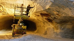 Bergarbeiter untersuchen einen Riss im Salzstock Gorleben. © dpa Bildfunk Foto: Sören Stache