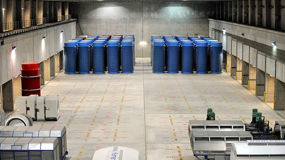 Behälter mit radioaktivem Müll im Zwischenlager Gorleben © dpa Foto: Kay Nietfeld