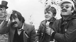 Günter Grass (links) mit Schauspieler David Bennent als Oskar Matzerath und Regisseur Volker Schlöndorff bei den Dreharbeiten zum Kinofilm "Die Blechtrommel" (1979)  
