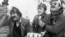 Günter Grass (links) mit Schauspieler David Bennent als Oskar Matzerath und Regisseur Volker Schlöndorff bei den Dreharbeiten zum Kinofilm "Die Blechtrommel" (1979) © dpa-Bildfunk 