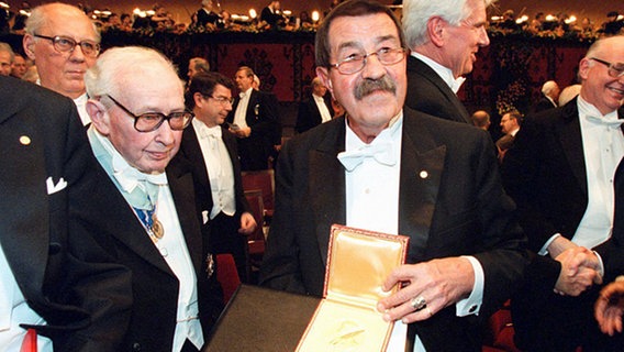 Günter Grass erhält am 10.12.1999 in Stockholm den Nobelpreis für Literatur. © dpa-Bildfunk Foto: Pressensbild Ekstromer
