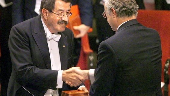 Günter Grass erhält am 10.12.1999 in Stockholm den Nobelpreis für Literatur. © dpa-Bildfunk Foto: Pressensbild Ekstromer