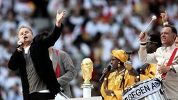 Herbert Grönemeyer singt beim Eröffnungsspiel Deutschland - Costa Rica bei der WM 2006 Herbert Grönemeyer singt beim Eröffnungsspiel Deutschland - Costa Rica bei der WM 2006 © dpa-Report Foto: Alexander Rüsche