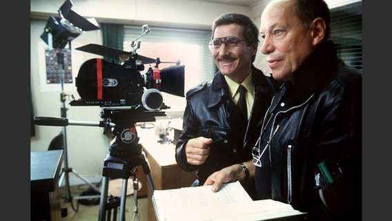 Reżyser Jurgen Rolland (z prawej) podczas kręcenia serialu ARD "Obszar stołeczny" W 1986 r. z Freddiem Quinnem © dpa Photography: Chris Boehlert
