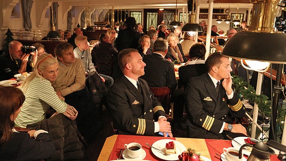 Blick auf Teilnehmer einer Veranstaltung auf dem Schiff "Rickmer Rickmers" in Hamburg. Blick auf Teilnehmer einer Veranstaltung auf dem Schiff "Rickmer Rickmers" in Hamburg. © NDR Foto: Marcus Krüger