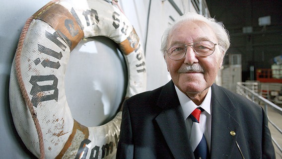 Heinz Schön steht auf dem Nachbau der Brücke der 'MS Wilhelm Gustloff'. © picture-alliance/ dpa Foto: Oliver Berg