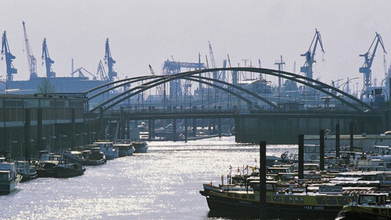 Brücke im Hamburger Hafen, im Hintergrund die Kräne des Containerterminals © Photo Digital 