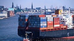 Containerschiff im Hamburger Hafen © Hafen Hamburg Marketing e.V./ Hettchen 
