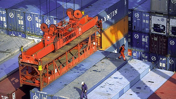 Arbeiter im Containerhafen in Hamburg © Hafen Hamburg Marketing e.V./ Hettchen 