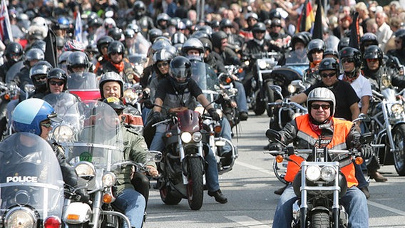 Der Schauspieler Armin Rohde führt die Abschlussparade der Hamburg Harley Days 2008 an. © dpa Foto: Bodo Marks