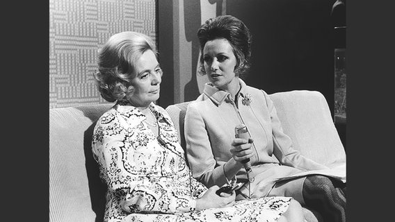 Heidi Kabel und Marie Louise Steinbauer in der Aktuellen Schaubude am 31.10.1978. © NDR/Müller Foto: Müller