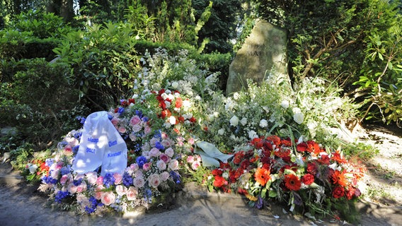 Frische Blumen liegen auf dem Grab der verstorbenen Volksschauspielerin Heidi Kabel in Hamburg-Nienstedten. © dpa Foto: Fabian Bimmer